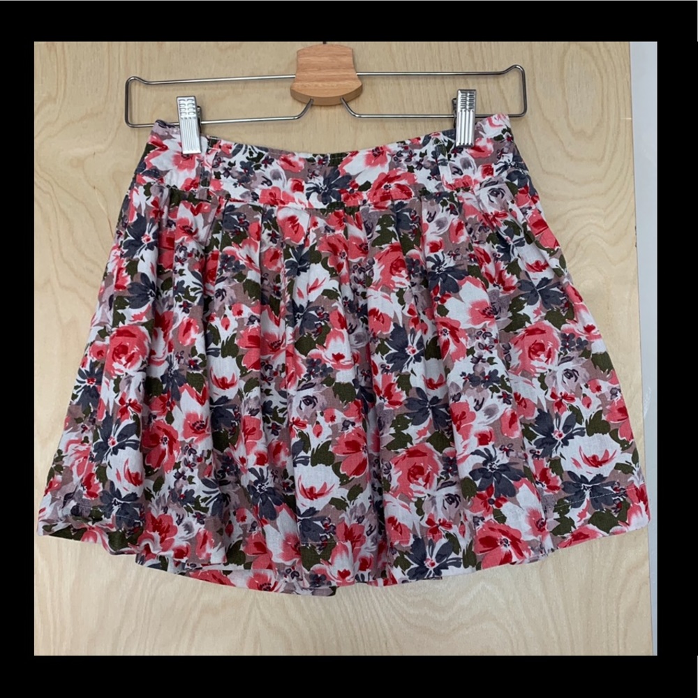 3/$15 Floral pleated short skirt sz S